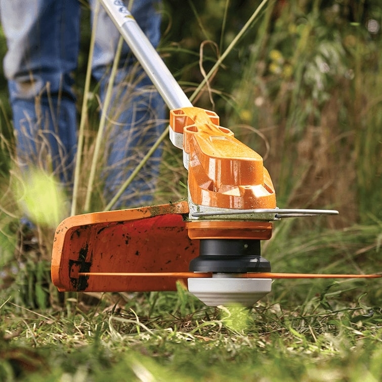 Křovinořez seká trávu